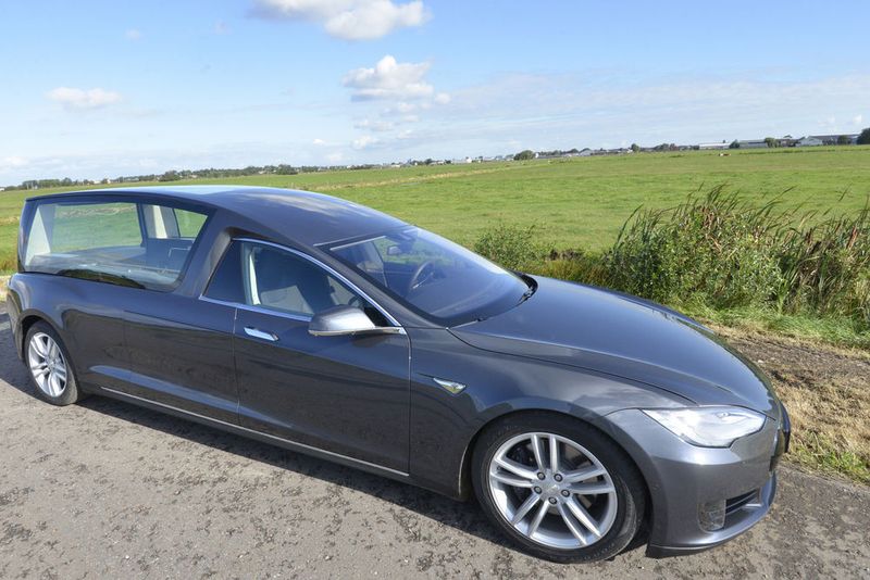 Remetzcar hat dem Tesla ein hochbauendes Kombiheck mit großen Glasflächen verpasst. (Remetzcar)