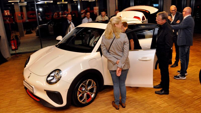 Das Auto stieß auf reges Interesse. (Bild: Wehner/Vogel Communications Group)
