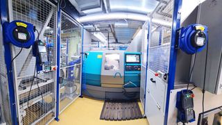 Durch Werkstücklogistik links und rechts der Maschine besteht volle Zugänglichkeit zum Bearbeitungsraum und der Steuerung (Bild: EGS Automation GmbH)