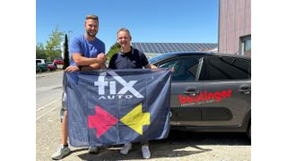 Markus Beutinger und Fix Auto Deutschland-Chef Roy de Lange (von links) freuen sich über die neue Partnerschaft im Süden.  (Bild: Fix Auto Deutschland )