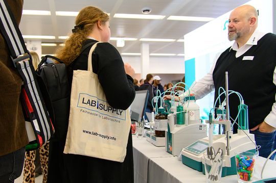 Podczas targów LAB-SUPPLY nawiązanie bezpośredniego kontaktu z wystawcami jest wyjątkowo łatwe.(Bild:  Stefan Stark)