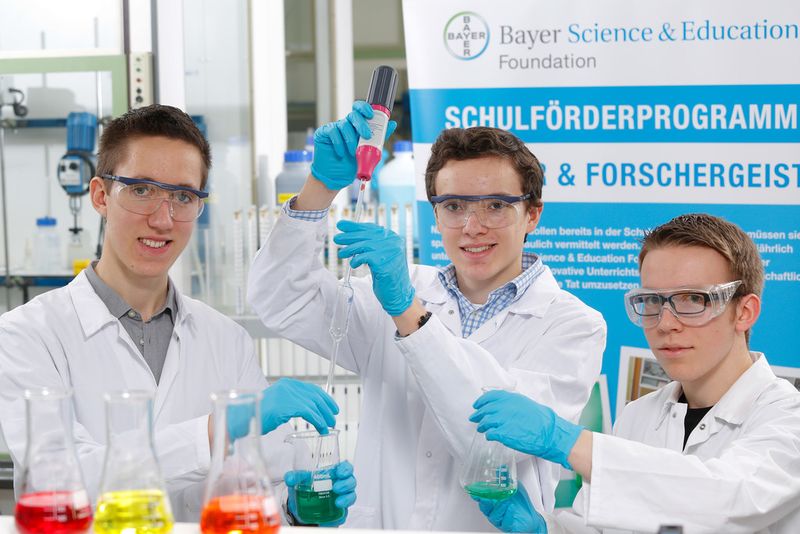 Robert Rauschen, Annette-von-Droste-Hülshoff-Gymnasium, Münster, Florian Dartmann, Maria-Sibylla-Merian-Gymnasium, Telgte und Paul Disse, Johann-Conrad-Schlaun-Gesamtschule, Nordkirchen (Bild: Bayer)