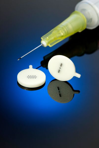 Mit dem innovativen Materialsystem aus Keramik und Platin (Cermet) lassen sich kleinere, robustere und leistungsfähigere Medizinprodukte herstellen, da die elektrischen Verbindungen vom Implantat in den Körper deutlich verkleinert und signifikant kostengünstiger hergestellt werden können. Die elektrischen Leiterbahnen dieser Durchführungen sind mit 0,15 mm nur zweimal so dick wie ein menschliches Haar. (Bild: Heraeus)