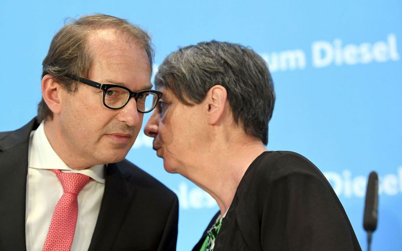Das war wohl nichts: Bundesverkehrsminister Alexander Dobrindt (CSU) und Bundesumweltministerin Barbara Hendricks (SPD) besprechen sich nach dem Diesel-Gipfel. (Maurizio Gambarini/dpa)