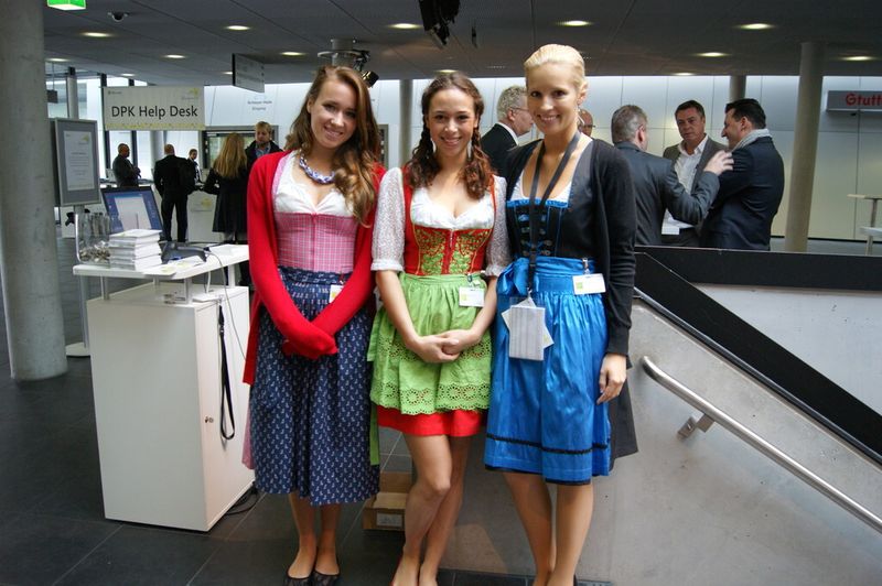 Parallel zur Deutschen Partnerkonferenz fand die Stuttgarter Wasn statt, zu der die Damen im Dirndl erschienen. (Archiv: Vogel Business Media)