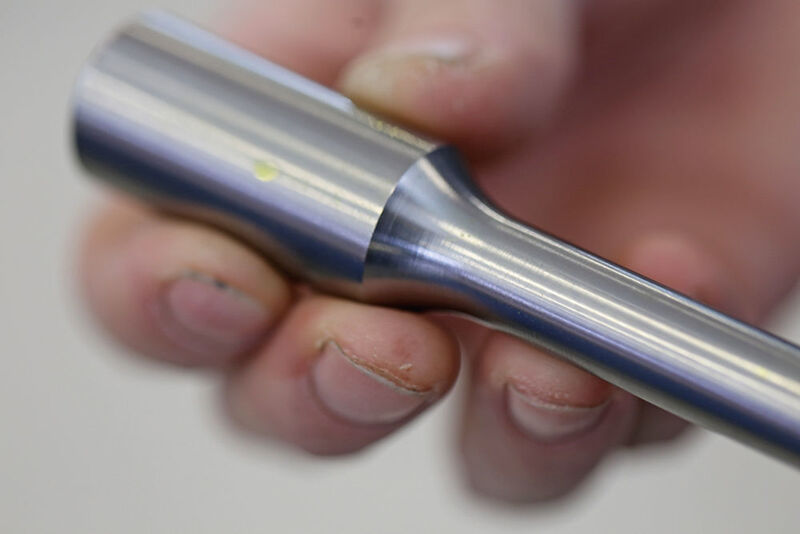 Bei diesem Werkzeugschaft wird der Durchmesser von  15 mm auf 10 mm mit ap = 2,5 mm in einem Schrupp-Schlicht-Drehprozess fertig bearbeitet. (Matthias Böhm)