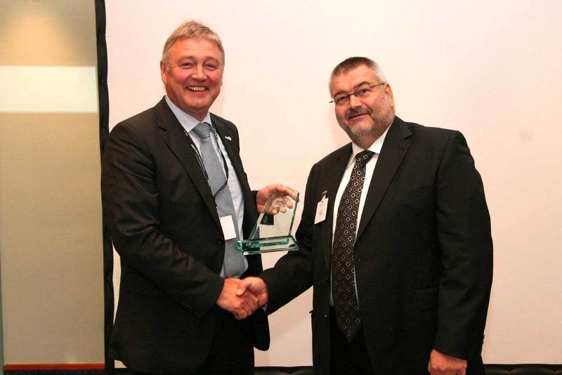 Wolfgang Bachmann, Amasol AG, (l.) mit Hans-Peter Müller, Director Channel Sales, CA. Amasol wurde ausgezeichnet als “eHealth Partner of the Year FY09”.

 (Archiv: Vogel Business Media)