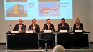 Weidmüller-Vorstand auf der PK in Hannover (v.l.n.r.): Vertriebsvorstand Volpert Briel, Vorstand Operations Elke Eckstein, Finanzvorstand Harald Vogelsang, Vorstandsvorsitzender Dr. Peter Köhler, Leiterin Unternehmenskommunikation Marion M. Sommerwerck. (Bild: S. Häuslein/konstruktionspraxis)