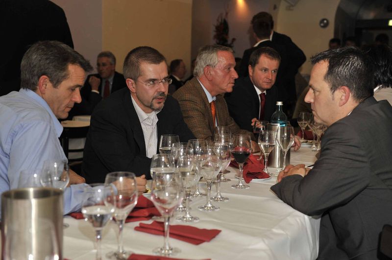 Abb. 2: Viele LaborForum-Teilnehmer nutzten bereits das vorabendliche Get-together als erste Möglichkeit zu intensiven Diskussionen.  (Bild: Spectaris)