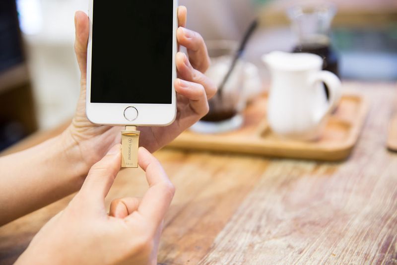 Bei Wie-einfach.de gibt es den JetDrive 500 Go Smartphone-Speicherstick. Der USB-Stick von Transcend wurde entwickelt, um den Speicherplatz von iOS-Geräten um bis zu 128 GB zu erweitern. Mit der exklusiven JetDrive Go App kann man problemlos Fotos und Videos zwischen dem Stick und dem Smartphone verschieben und sichern. Kostenpunkt: 65 Euro. (Bild: WIE EINFACH!)