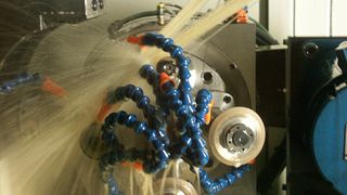 Vomat KSS microfiltration technology contributes to more efficient and resource-saving processes, for example in tool grinding. Sustainability thus becomes a real productivity reserve. (Source: Vomat)