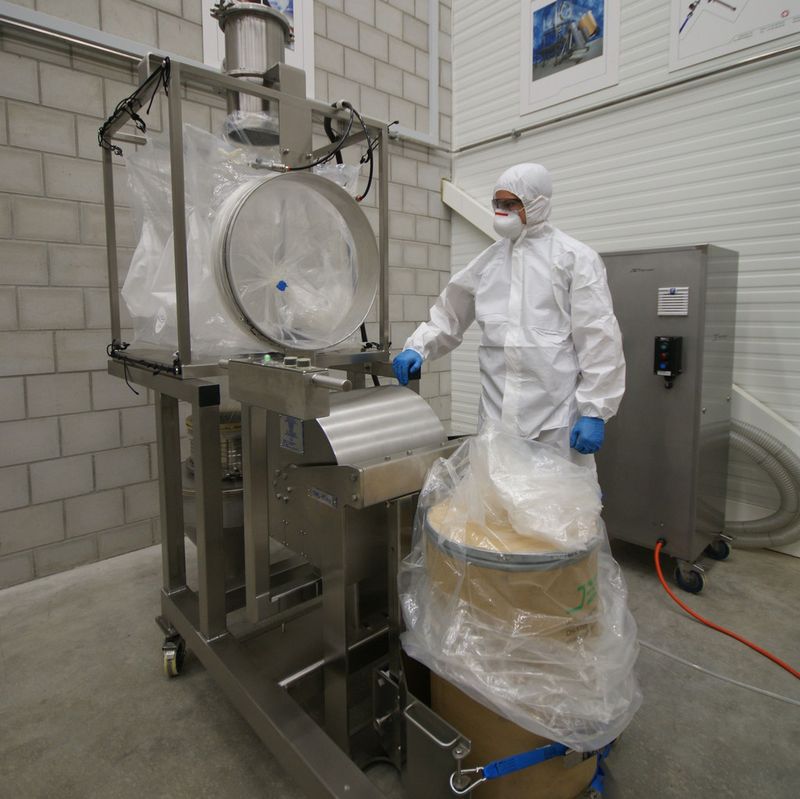 Eine typische Anlage, wie sie aus der Zusammenarbeit von Jet Solutions und ILC Dover resultiert: ein flexibler Isolator für die Beschickung eines Gefahrstoffs aus einem Fass in einen Reaktor. 