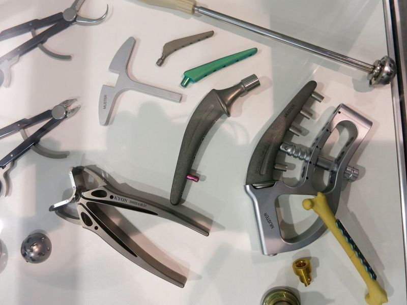 Sie fräst unter anderem Implantate oder chirurgische Instrumente. (Schäfer / Devicemed)