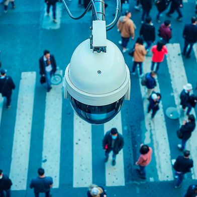 Kritisch sieht Denis Lehmkemper, Landesbeauftragter für den Datenschutz, u.a. den in der Polizeigesetznovellierung Niedersachsens vorgesehenen KI-Einsatz bei der Videoüberwachung. (©Fox_Dsign - stock.adobe.com / KI-generiert)