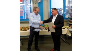 VdLB-Vorsitzender Jürgen Bickel bedankt sich bei Bernd Kunze, Kunze GmbH, für die Einladung nach Herzberg. (VdLB)