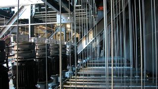 In der Bühnentechnik sind für den Einsatz im sicherheitskritischen Bereich grundsätzlich nur redundante Bremsen gemäß EN 81 wie beispielsweise die ROBA-stop-silenzio zulässig. Ein Modul ROBA-SBCplus kann beide Bremskreise sicher ansteuern und überwachen. (Bild: mayr)