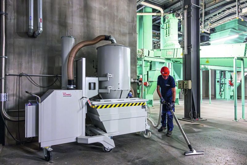 Ruwac zeigt auf der Powtech Industriesauger für Schüttgut-Handling, darunter die flexible DA 5-Serie, nutzbar als mobiler Sauger oder stationäres Aggregat. Konfigurierte Serienkomponenten wie Filter, Sauggutbehälter und Vorabscheider gewährleisten Kosteneffizienz. Neu ist eine Vakuumzelle zur Vorabscheidung. Ein weiterer Fokus liegt auf einem modularen Entstauber mit Absaugarm zur direkten Staubabsaugung. Powtech 2025: Halle 10.0, Stand 10-438 (Bild: Ruwac)