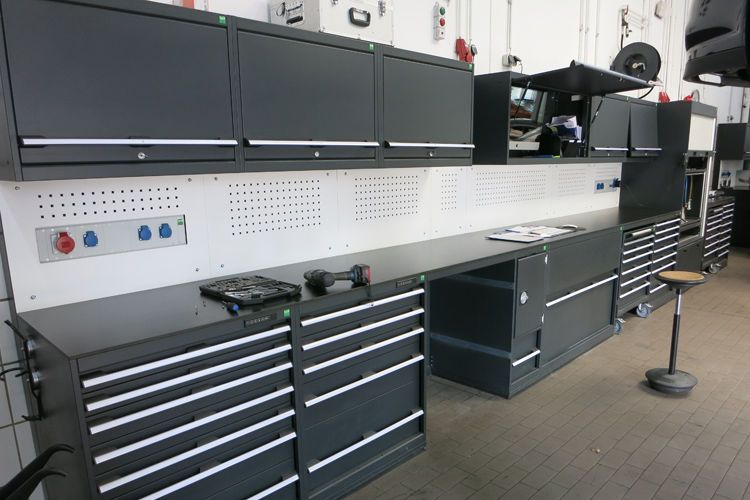 Die komplette Werkstatt ist aufgeräumt, sauber und klar strukturiert. (Bild: Schreiner/»kfz-betrieb«)