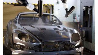 Die Lackierung der Luxuskarossen wird mit ABB Robotern IRB 5500 durchgeführt. (Bild: ABB)