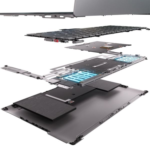 Für die Kühlung nutzt Lenovo eine aktive Festkörper-Kühlarchitektur auf Basis der AirJet-Technologie von Frore Systems, die mit vibrierenden Membranen arbeitet. Die nur 2,65 mm hohen AirJet-Mini-Module sind in der Illustration blau eingefärbt. (Bild: Lenovo)