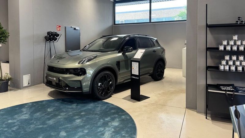 Der Showroom greift den Charakter der Lynk-&-Co-Clubs in Großstädten auf. (Bild: Svenscar)