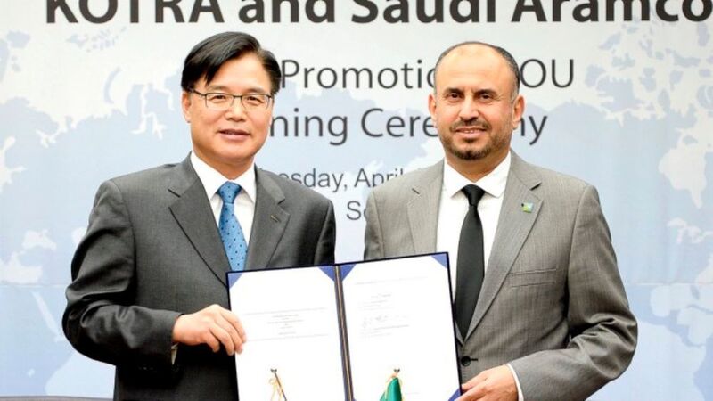 Kwon Pyung-Oh (left) and Ahmad A. Al Sa’adi recently signed a MOU between Saudi Aramco and Kotra.  (Saudi Arabian Oil Co.)