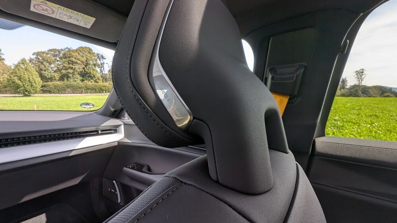 Das optionale High-End-Audiosystem von Bowers & Wilkins ist ein Highlight. Mit einer Leistung von 1.610 Watt, 25 Lautsprechern, unter anderem auch in den Kopfstützen, 3D-Surround-Sound und der Dolby-Atmos-Technologie sorgt es für ein immersives Klangerlebnis. (Bild: Mauritz – VCG)