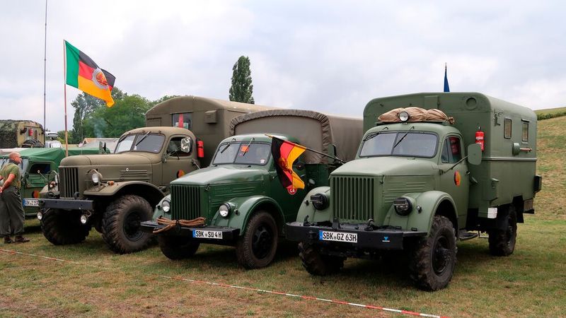 Drei Militär-Lkw aus der ehemaligen Sowjetunion: ZIL 157, GAZ 51 und GAZ 63 (v. l. n. r.). (Bild: Diehl)