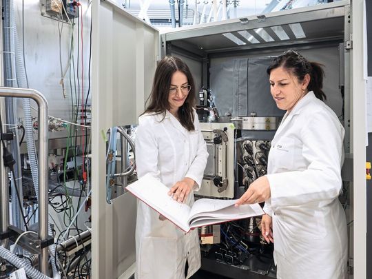 Chiara Menegus und Claudia Cancellieri an der HAXPES-Anlage der Empa.(Bild:  Empa)