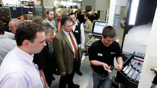 Die Bearbeitung von Composites-Werkstoffe konnten die Besucher in Mapals  Versuchs- und Entwicklungsabteilung sehen.  (Bild: Mapal)