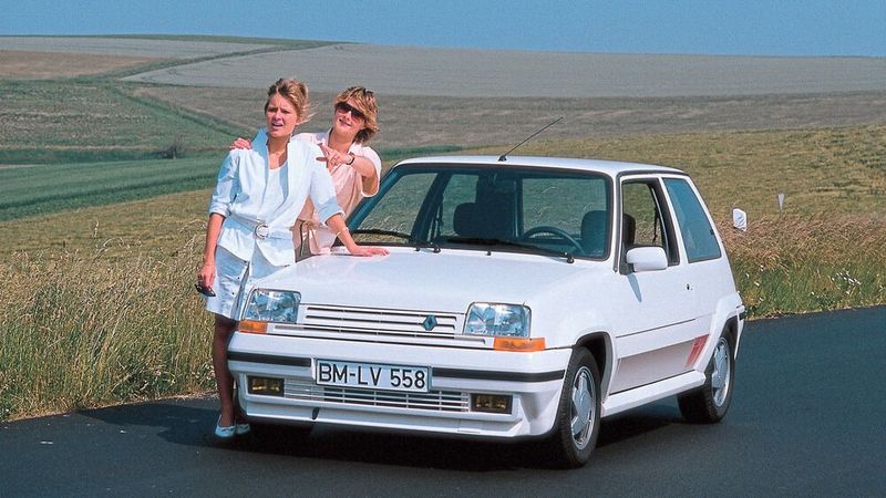 Ab 1985 gab es auch vom neuen R5 mit dem GT Turbo eine Turbo-Version. Der 1,4 Liter große Motor leistete anfänglich (Phase 1) 85 kW/115 PS, ab 1987 (Phase II) stieg die Leistung auf 88 kW/120 PS. Der R5 GT Turbo war lange Zeit der schnellste jemals gebaute Serienkleinwagen mit einer Höchstgeschwindigkeit laut Typenschein von 201 km/h. Dabei dreht der Motor im 5. Gang bis in den roten Drehzahlbereich hinein. (Bild: Renault)