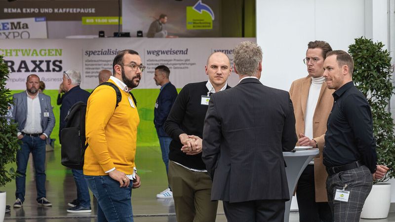 Die Vorträge beim Deutschen Remarketing Kongress regten immer wieder zu Diskussionen unter den Teilnehmern an. (Bild: Stefan Bausewein)