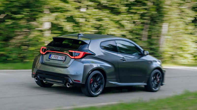 Knackiger Heckspoiler, durchgehende Lichtleiste: Auch das Heck des GR Yaris macht Eindruck. (Bild: Jayson Fong)