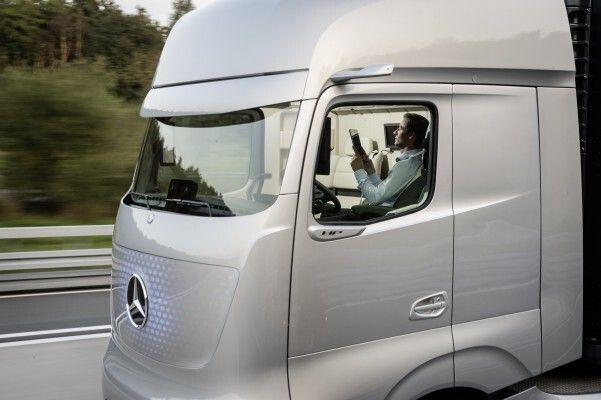 Der Mercedes-Benz Future Truck 2025: Weltpremiere der spektakulären Studie des Lkw von morgen – autonome Fahrt in eine faszinierende Zukunft (Mercedes-Benz)