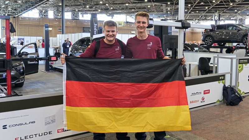 Die deutschen Kfz-Mechatroniker Manuel Schmied (l.) und Andreas Schuck waren bei den Worldskills erfolgreich.(Bild:  Büttner - VCG)