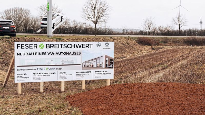 Feser-Graf baut bis Ende 2024 zusammen mit Georg Breitschwert am Standort Burgoberbach einen neuen Betrieb für Volkswagen Pkw und Nutzfahrzeuge mit Schauraum und Werkstatt.(Bild:  Feser-Graf-Gruppe)