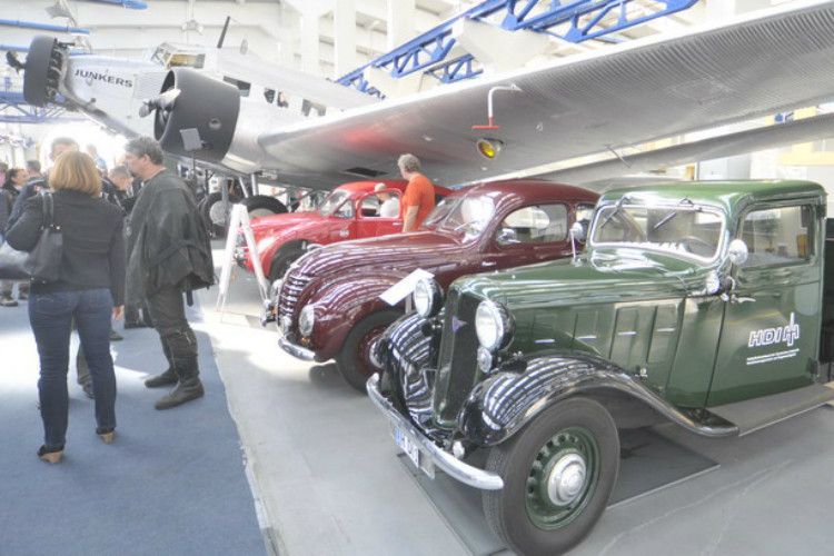 Im Hugo-Junkers-Museum in Dessau stehen Oldtimer der Lüfte und der Straßen, die im Rahmen der Rekordwoche 2014 präsentiert wurden. (Zietz)