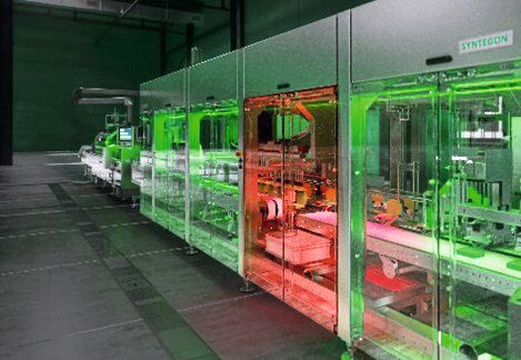 Seamless Operation: Ein Beispiel für nahtlose Prozesse ist Guide-by-Light. So behält das Bedienpersonal auch auf Distanz jederzeit den Überblick über den Status aller Anlagen. (Bild:  Syntegon)