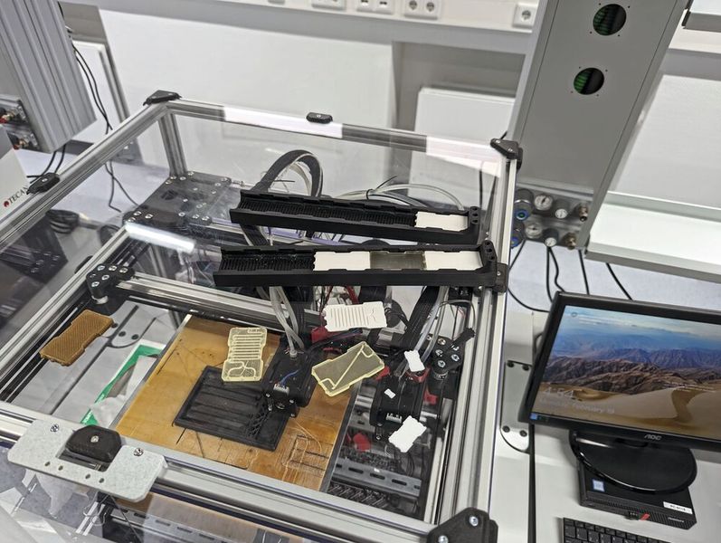 Im 3D-Druck werden hier u. a. Prototypen für Mikrofluidik-Chips produziert. Solche Lab-on-a-Chip-Systeme sind in Bezug auf die Nachhaltigkeit interessant, weil sie Forschung mit Kleinstmengen an Reagenzien und Lösemittelbedarf ermöglichen. In den schwarzen Kartuschen sind einzelne Chips in Reihe zusammengesteckt. So lassen sich etwa HPLC-Anwendungen wie Legosteine nach Bedarf neu zusammenbauen. (Bild: VCG – Lüttmann)