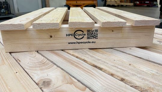 Diese Palette trägt das Kreislauf-Logo „HPECycle“ und ist außerdem mit einem QR-Code zur Nachverfolgung versehen.(Bild:  HPE)