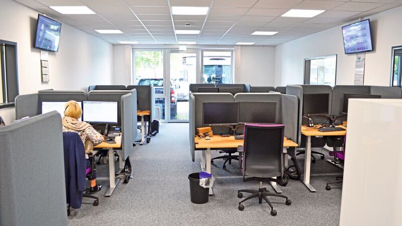 Bis zu 16 Arbeitsplätze sind in einem der Callcenter-Räume installiert. (Bild: Rehberg/VCG)