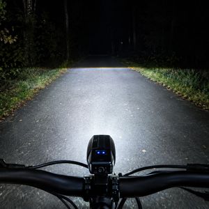 Ein optimal eingestellter Scheinwerfer leuchtet die Fahrbahn aus, hat aber eine scharfe Kante nach oben. Auf unbeleuchteten Strecken sind 100 Lux oder sogar das seit 2017 erlaubte Fernlicht sinnvoll.(Bild:  KI-generiert / Dall-E)