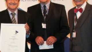 Preisträger (v.li.): Hans Medele (Obermeister der Kfz-Innung), Johannes Lock (Berufsbildungsreferent der Kfz-Innung, Oswald Kurr (Schulleiter Berufsschule Landsberg). (Foto: Innung)