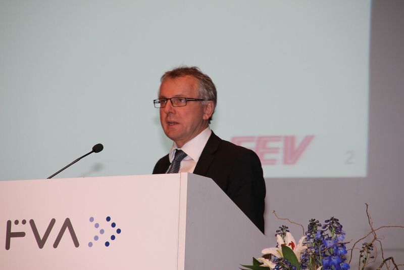 Prof. Dr. Stefan Pischinger betrachtet das Getriebe im Wandel der Zeit. (Bild: Sonnenberg)