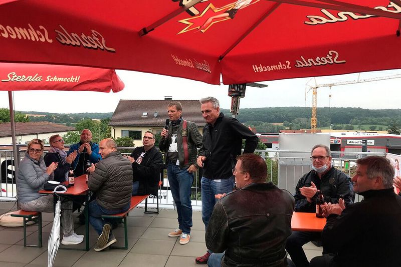 Wolfgang Michel (Mitte rechts), Chefredakteur von »kfz-betrieb«, und Stephan Maderner, langjähriger Chefredakteur von »bike und business«, begrüßten die Gäste. (Bild: Dotzler, Dominsky, Lacher, Maderner, Michel, Rosenow, Schweitzer/»kfz-betrieb“)