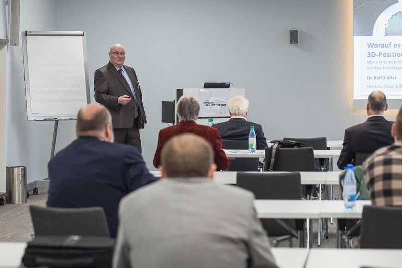 Unter dem Motto „Power of Electronics” versammelten wir am 18. und 19. Oktober 2022 sechs Elektronikkonferenzen in Würzburg: Entwicklerforum Leistungselektronik, DC/DC-Wandler-Tag, Schaltnetzteiletag, Batteriepraxis Forum, Praxisforum Elektrische Antriebstechnik und Cooling Days. Auch 2023 findet Power of Electronic statt. Merken Sie sich bereits jetzt den Termin vor: 17. bis 18. Oktober 2023.  (Bild: Stefan Bausewein )