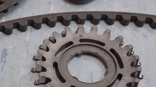 Continental-Zahnriemen (Mitte) und Zubehörteile: Tausch gegen Konkurrenzprodukt nötig. (Jan Rosenow/»kfz-betrieb«)