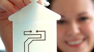 Funktionalisierung von Kunststoffbauteilen: Aneta Cmarová, Professur Kunststoffe der TU Chemnitz, präsentiert einen mittels Spritzgusstechnik hergestellten MID-Demonstrator. (Bild: F.D. Nuwayhid)