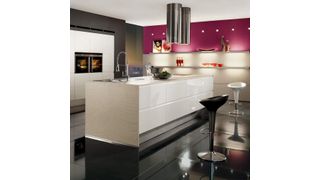 Auf 160 000 m² fertigt Nobilia jährlich rund 450 000 Küchen – beispielsweise das Modell Pura mit grifflosen Echtlackfronten und Aufsatzschränken mit Glasjalousien. Bild: Nobilia (Archiv: Vogel Business Media)