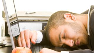 Machen Sie eine ordentliche Mittagspause: Essen Sie nicht vor dem Computer sondern nehmen Sie sich die Zeit für eine ausgewogene und gesunde Mahlzeit. (Bild: clipdealer)